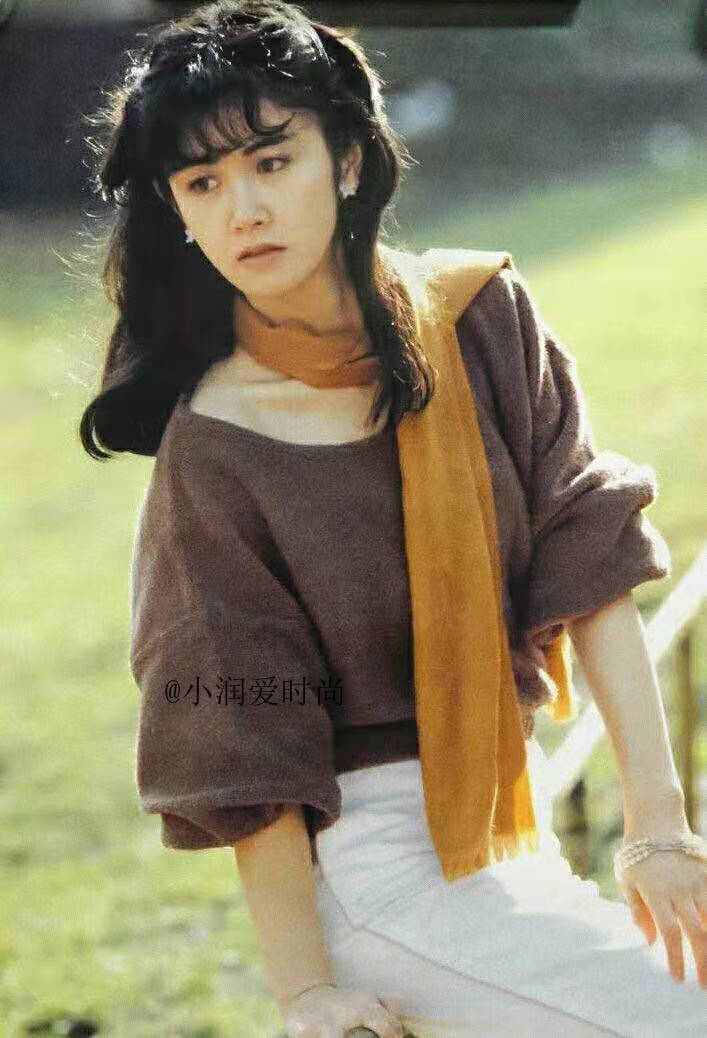 原创中岛美雪年轻也太时尚了吧毛衣小白裤白衬衫丝巾好风情