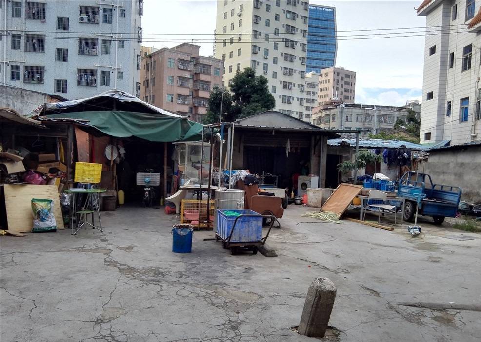 深圳城中村中瓦房住户们靠回收旧物养家糊口