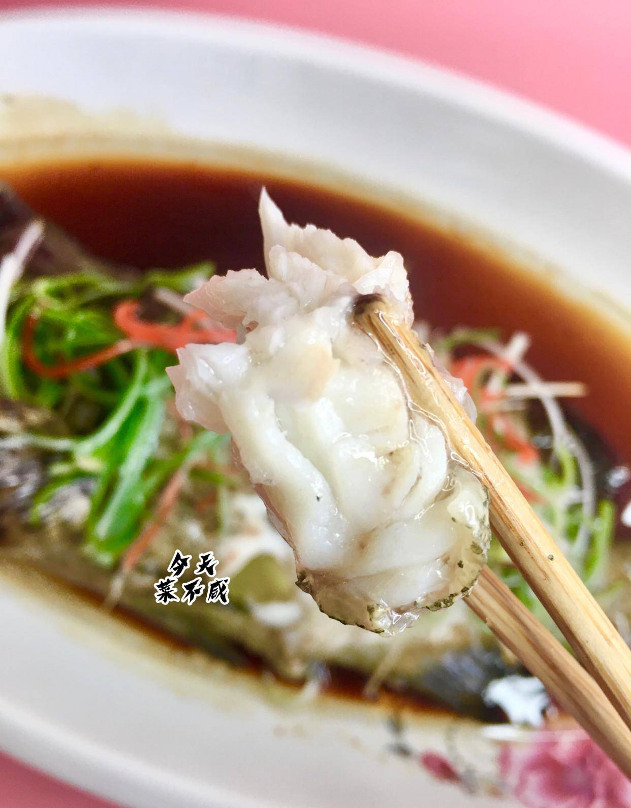 清蒸石斑鱼 用冷水还是热水蒸 大厨教你专业做法 鱼肉鲜嫩多汁 柳叶花