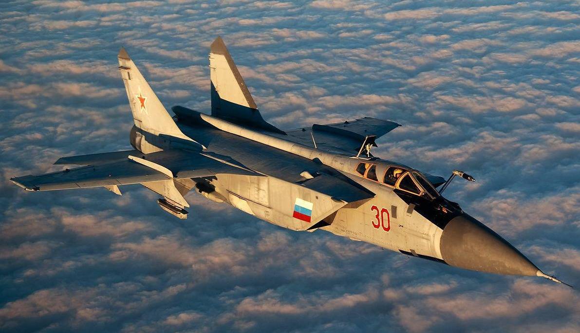 属于高速截击战斗机米格25速度快到连导弹都追不上