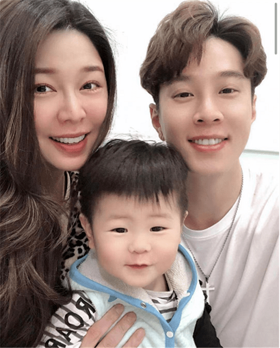 知名女星生下第4胎,宣布结扎封肚,小5岁老公全程陪伴超有爱_白家绮