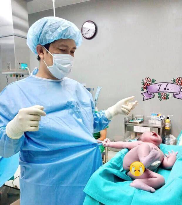 吉娜宣布生子被医生批评宝宝手指这样不太好但恭喜母子平安