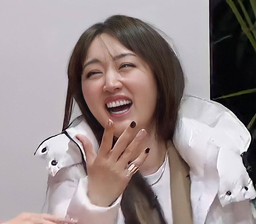 杨钰莹在那英怀里笑成一朵花那姐姨母笑都出来了