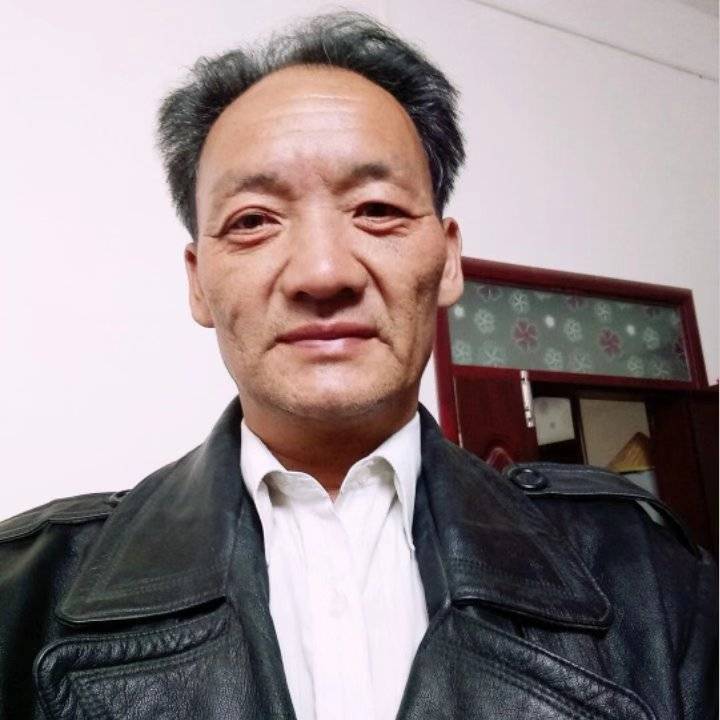 耿俭修,河南汝州小屯镇耿堂村人,酷爱书画艺术,艺术造诣精深.