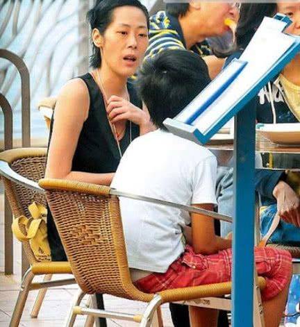 曾是一代歌后,却与活佛未婚生下儿子,今52岁落魄不堪露宿街头_歌坛