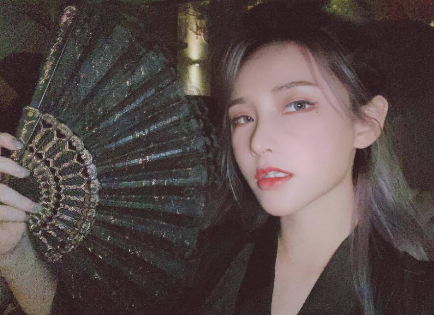 5小时狂揽50多万,魔王加冕b站一姐,这不比冯提莫划算?