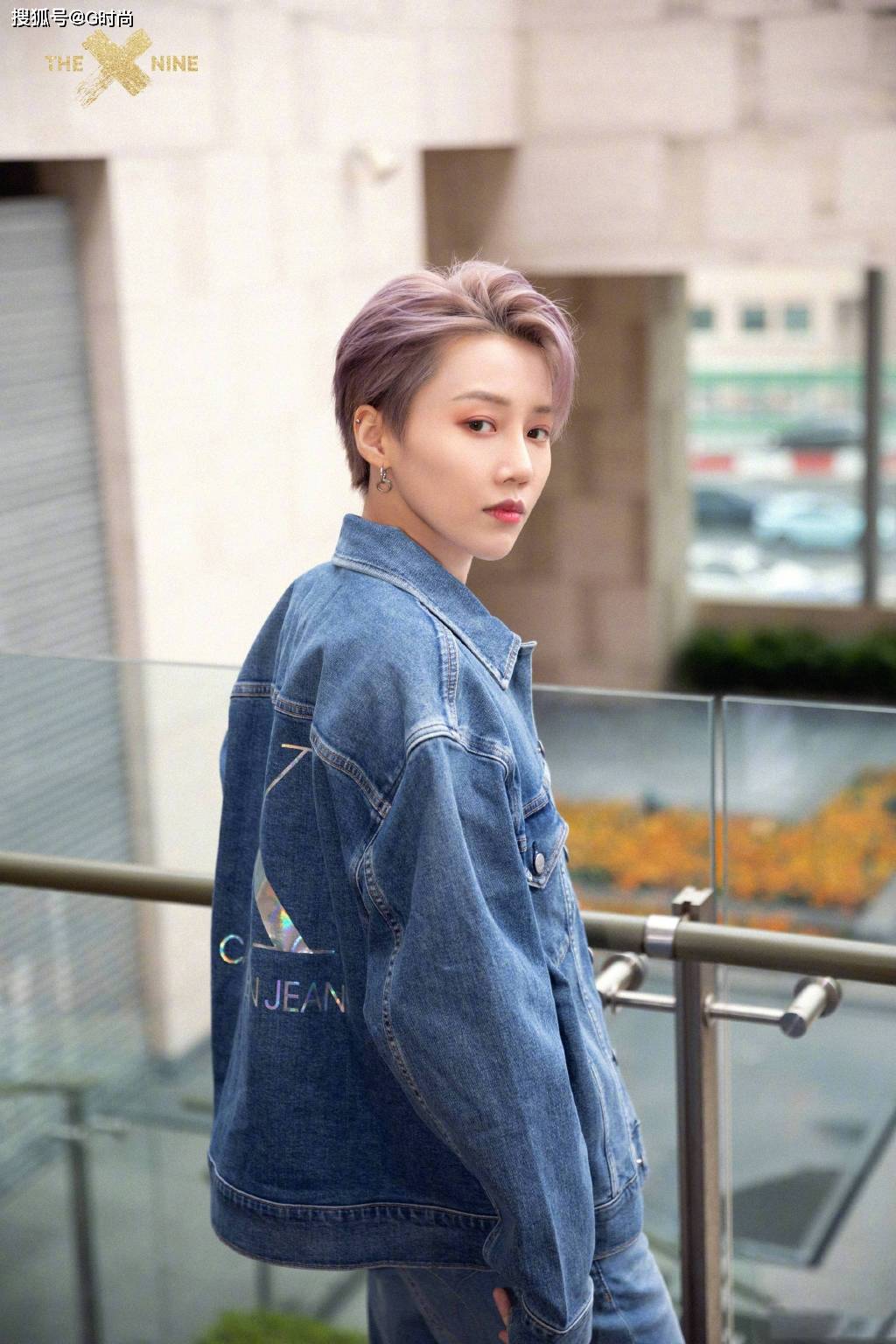 刘雨昕身着牛仔logo印花套装出镜简约休闲
