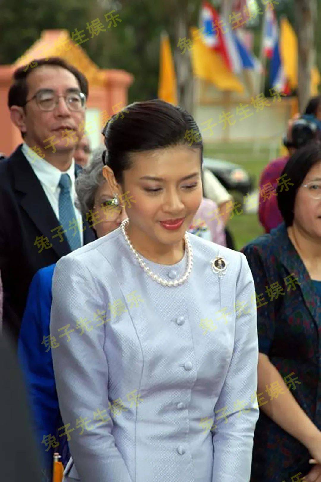 泰国国王能让西拉米王妃走上泰国电视台,也是无奈得很,在他的众多现任