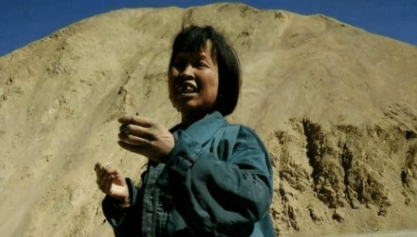 昆仑“女神”杨丽，独守新藏线20年，沿路军车都向她鸣笛致敬