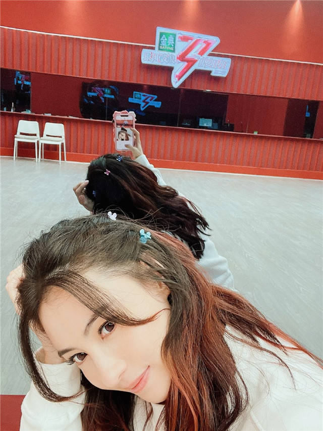 谢霆锋做客薇娅直播间,直播时提到"出轨不能忍",网友争议大