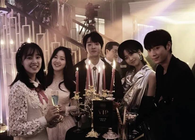 顶楼魔性更新露娜被推下楼网友呼唤秀莲回归