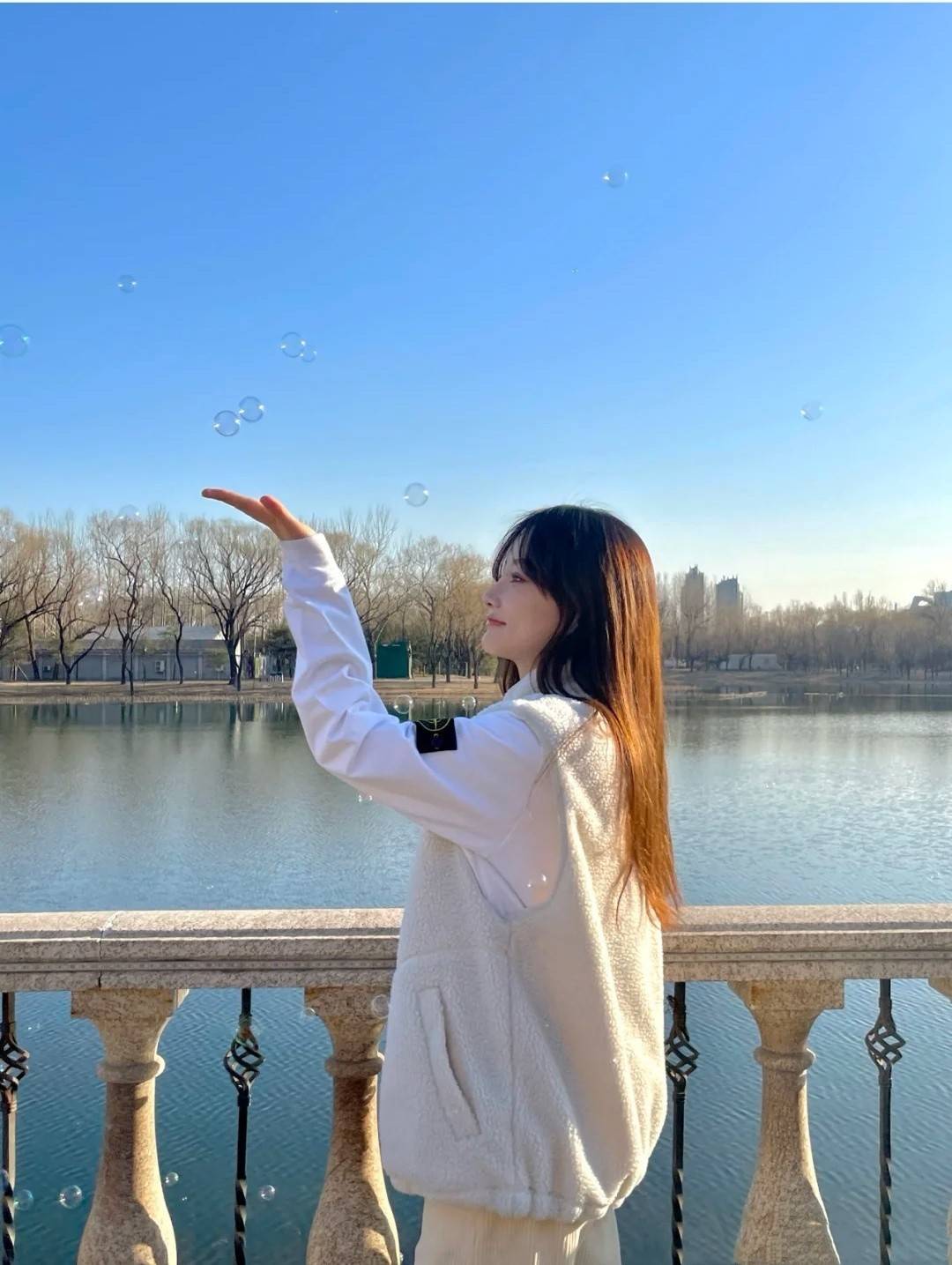 原创李小璐撇下甜馨逛公园,叠穿马甲甜美又少女,衣品是越来越好了