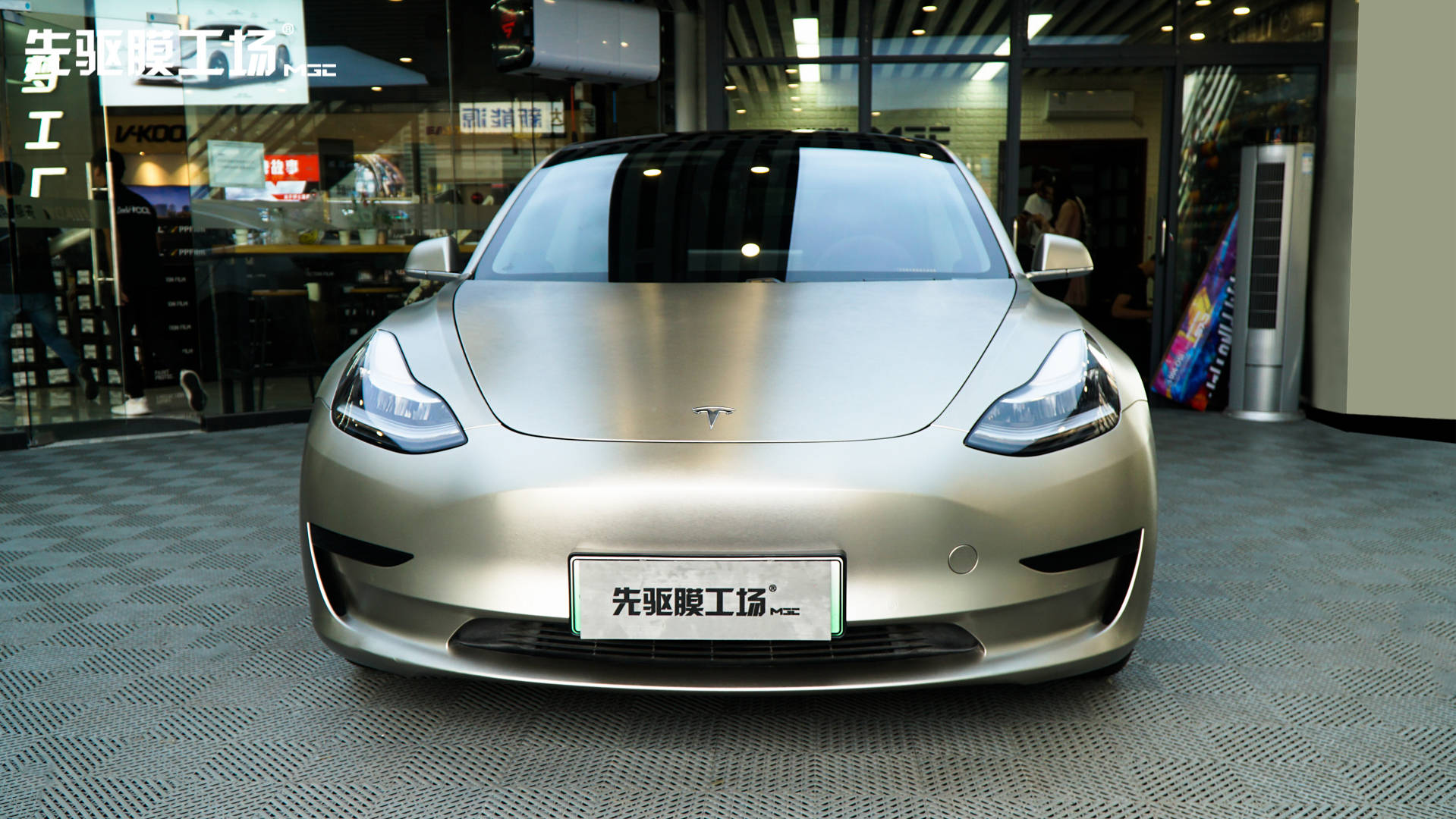 疾风加速 靓丽全程 特斯拉modle 3改色金属拉丝灰