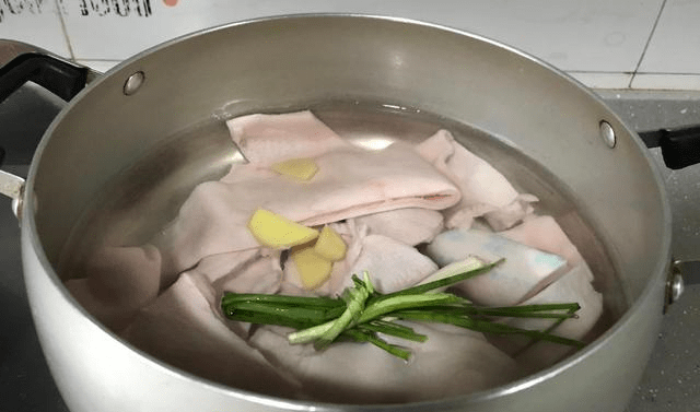 猪皮冻的熬制方法与步骤 63f5610286924ca4b17f410fd2b63f27.png