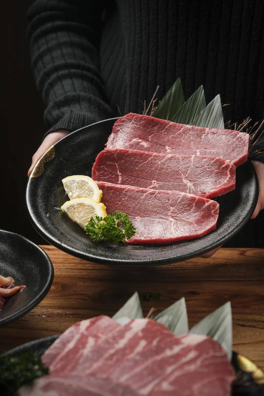 主打黑和牛烤肉一口飙汁奶香四溢