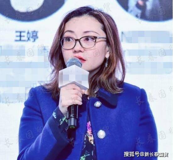 王刚42岁女儿近照曝光秀外慧中精明干练系拍卖公司高管