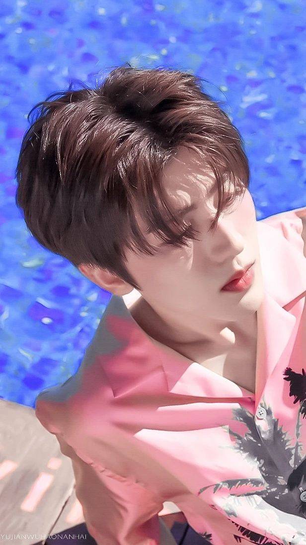 蔡徐坤壁纸:我喜欢你笑起来眉眼弯弯,更喜欢你舞台上炸裂的台风