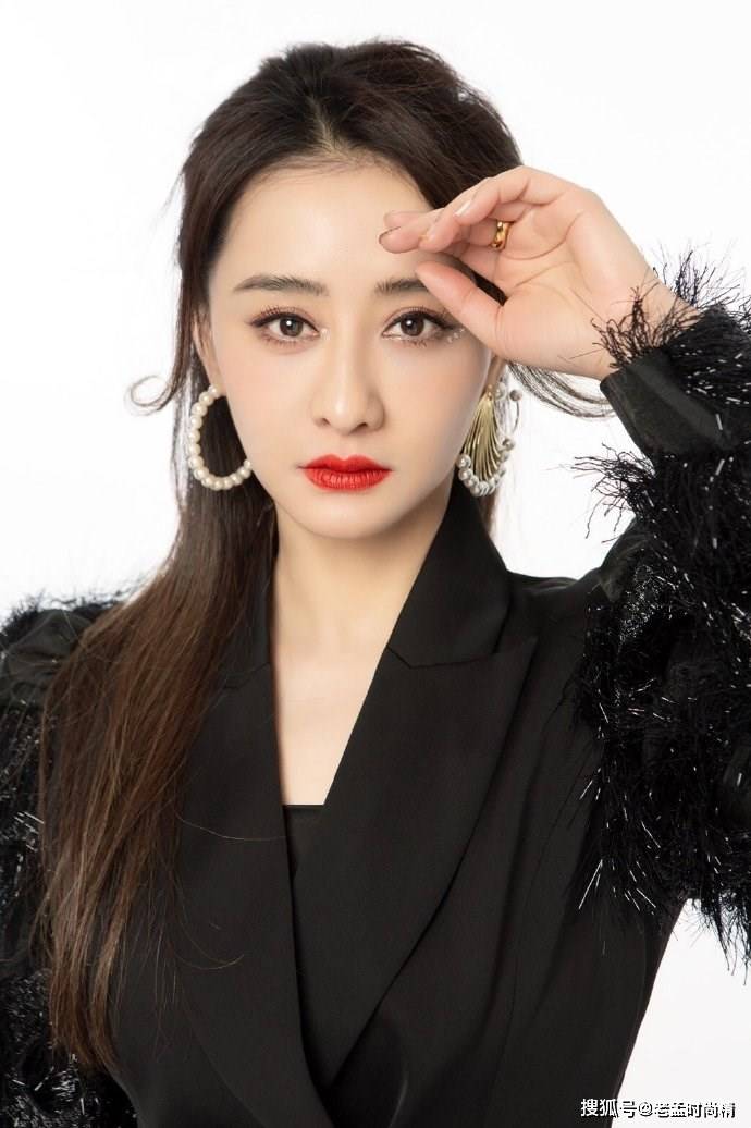 46岁陈德容女神节扮酷耍帅黑色羽毛西装搭配高马尾美如少女