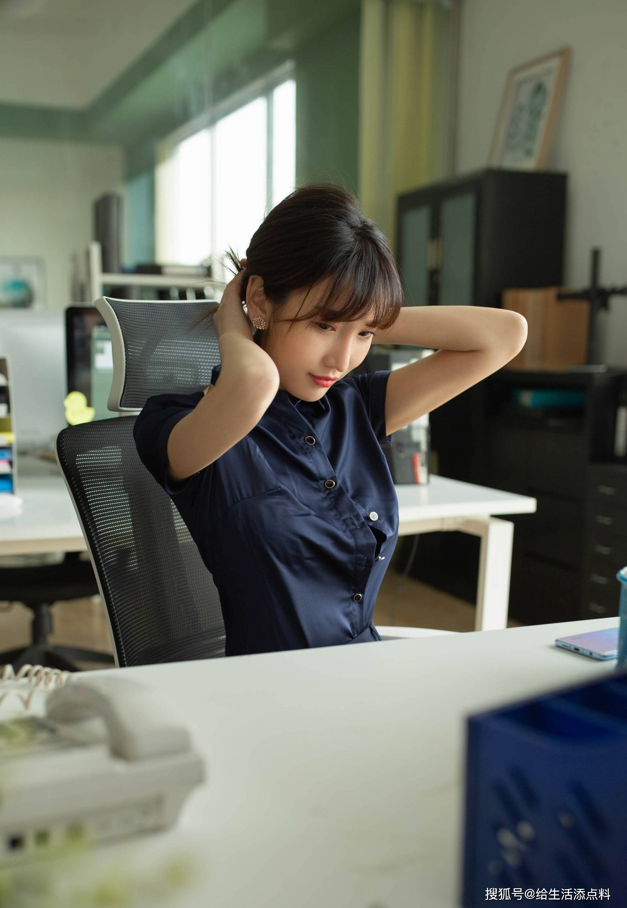 衬衫对于职场女性来说是必备单品,在千篇一律的衬衫中,想要更加出彩的