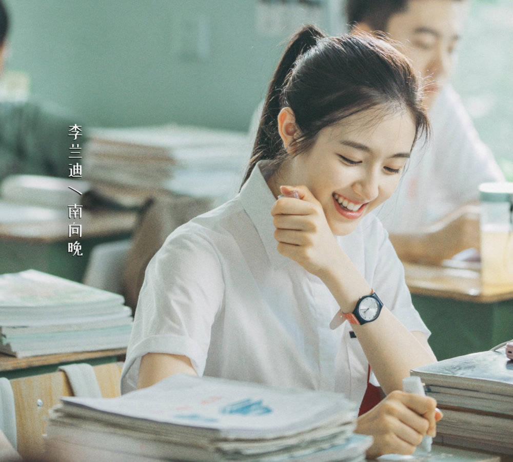 女主南向晚(李兰迪 饰)是在一次心理治疗中回到了