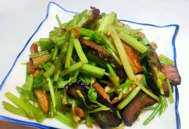芹菜炒啥最好吃 0d40f9e5941b4fdba26704c4f77d6e76.jpeg