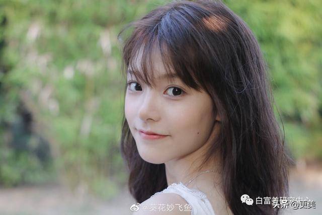 17岁靠脸火成美少女第一 却当摇钱树包养丑男友 恋爱脑 Buling