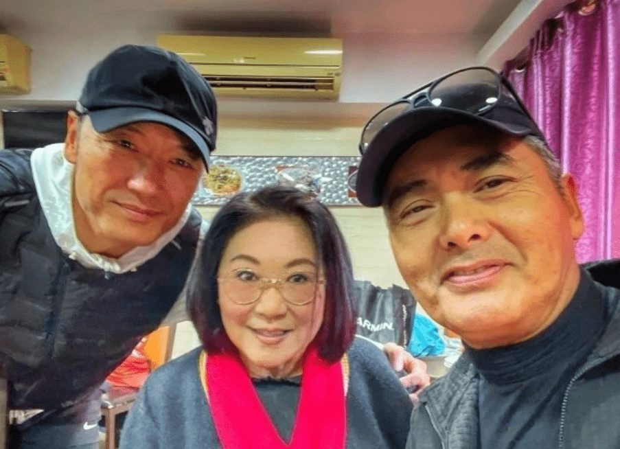 65岁周润发同苗侨伟夫妇晨跑戴棒球帽出镜气色好