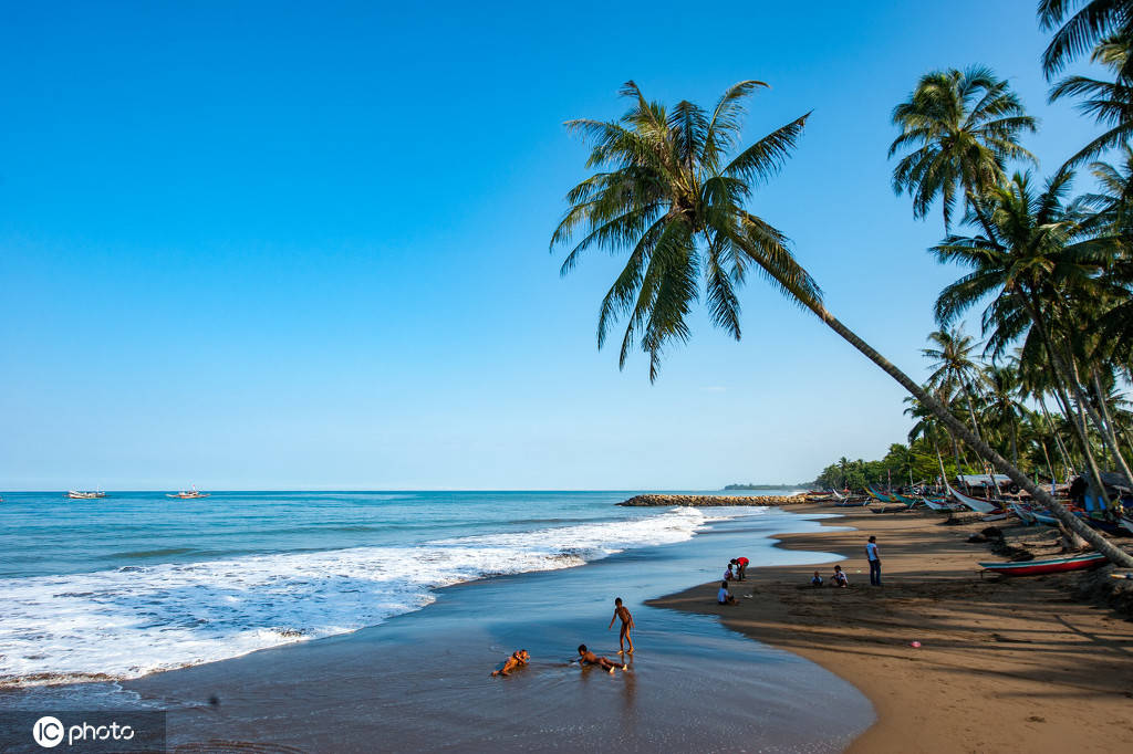 普吉岛上最著名和最富魅力的海滩,印尼巴东海滩