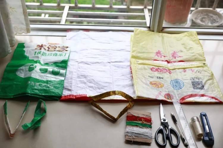 嘉定78岁爷叔巧手缝纫,旧米袋变身环保袋