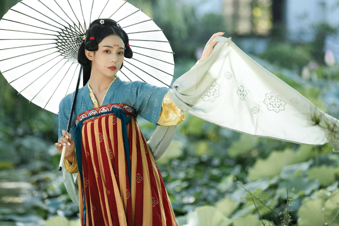 明星汉服齐胸襦裙额花黄演员鲁照华少女感十足最灵动