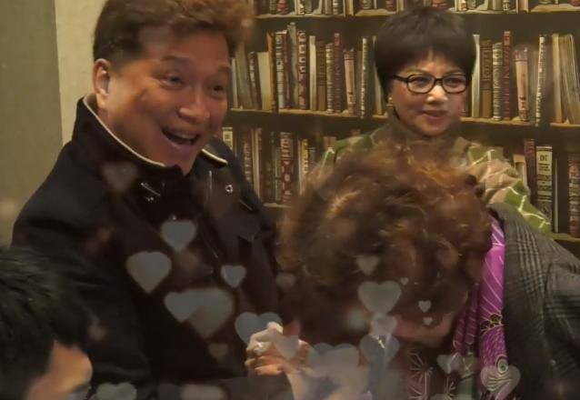 82岁周游近照曝光小10岁丈夫曾出轨闺蜜今深情亲吻他宣誓主权