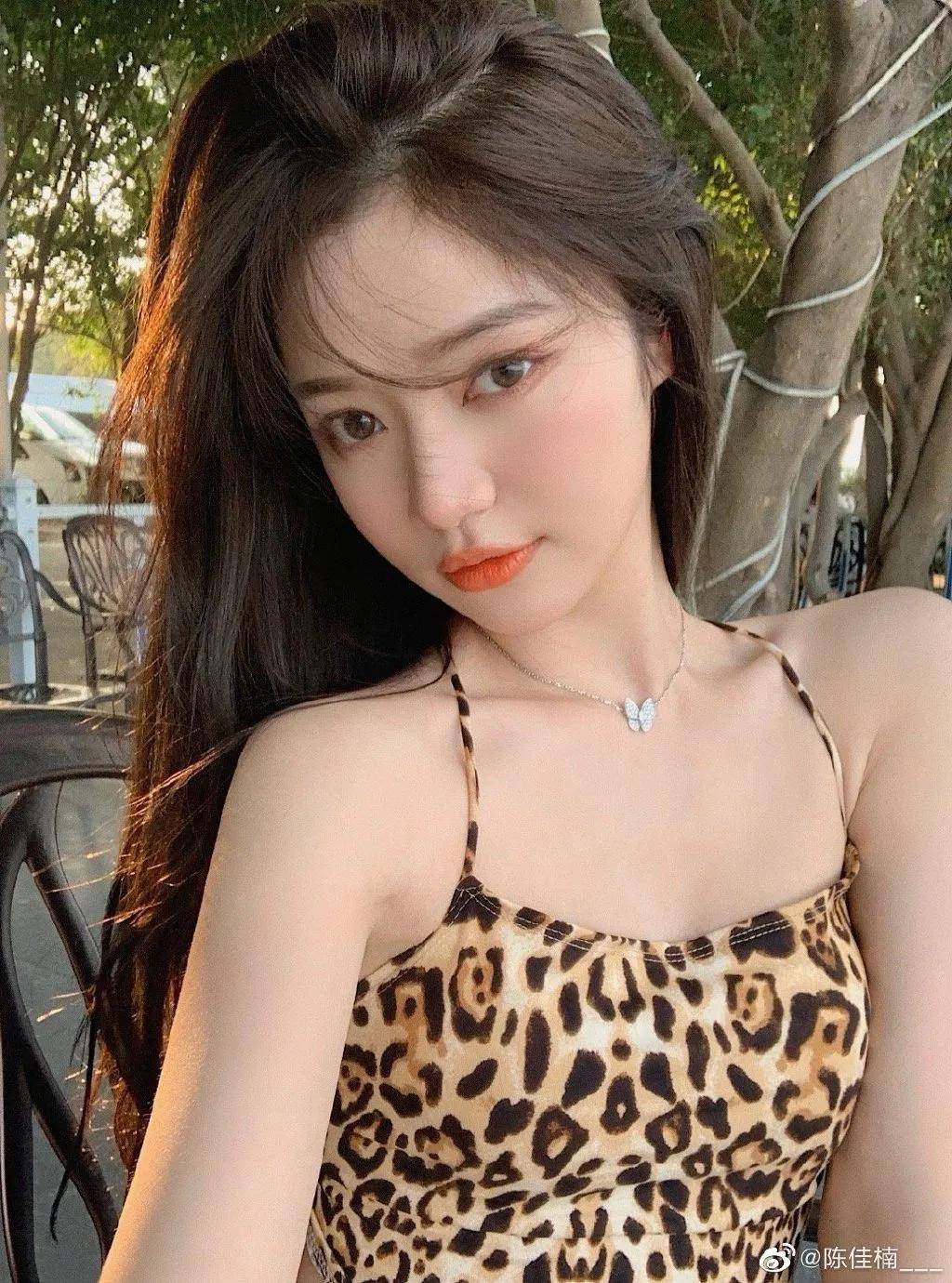 虽然现在已经不在林珊珊这里做模特,不过粉丝还是将她默认为团体的一