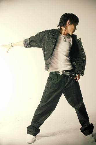 他因造型太"杀马特"组合被原地解散,为救女友废条腿却惨遭分手_陈旭