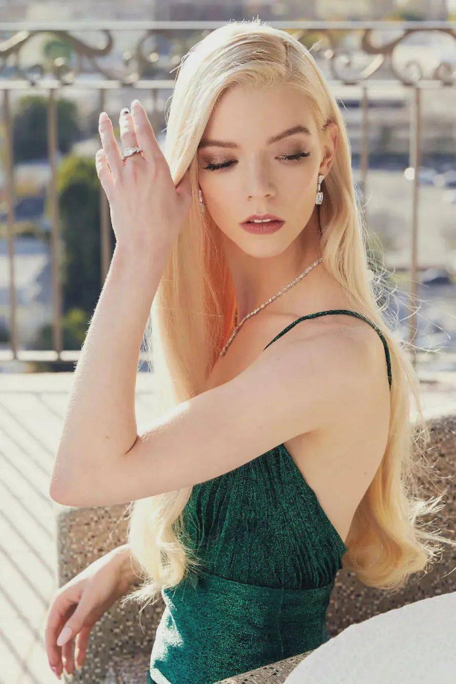 由dior女装创意总监maria grazia chiuri亲自为anya量身打造.