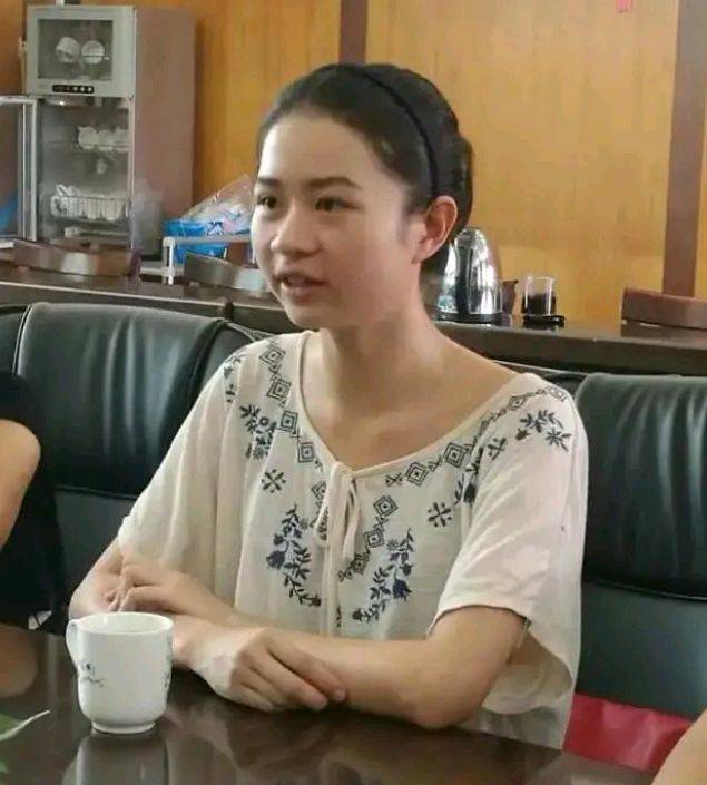 5年了,以697分进入省文科前10名,考上北大的广东女孩,现状如何_黄秋怡