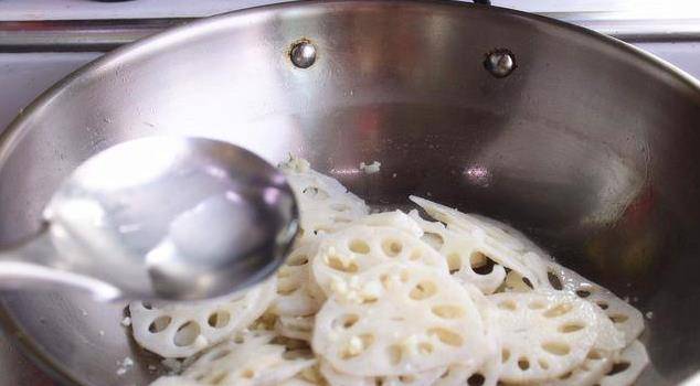 莲藕排骨汤怎么做莲藕不变色 58b379cfb43544b0a151ed91bfd45619.jpeg