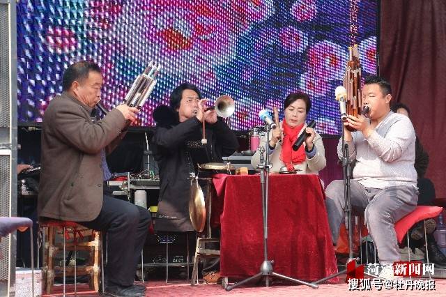 和几个木箱子,哪里有演出就骑行到哪里,济宁,河南等周边省市都去过