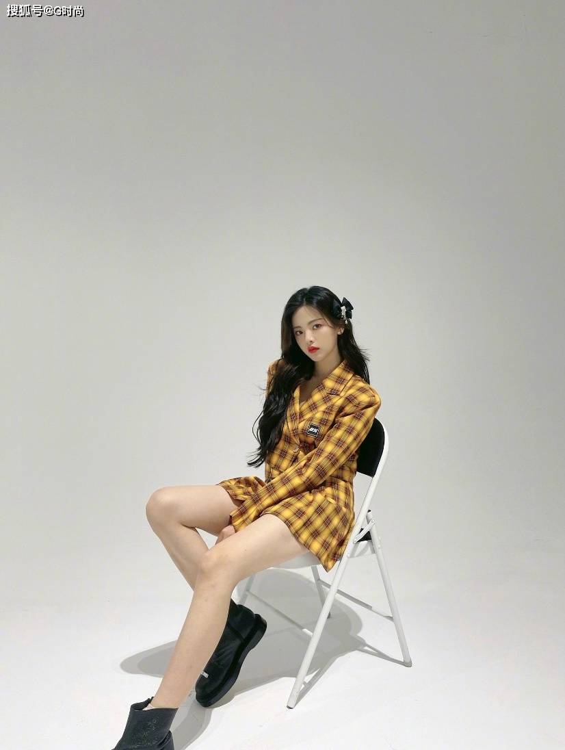 杨超越身穿黄色格纹套装搭配黑色马丁靴甜酷十足