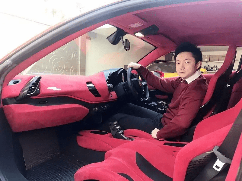 钟培生出身显赫,他的爷爷钟江海是香港"工厦大王",家族资产超百亿,而