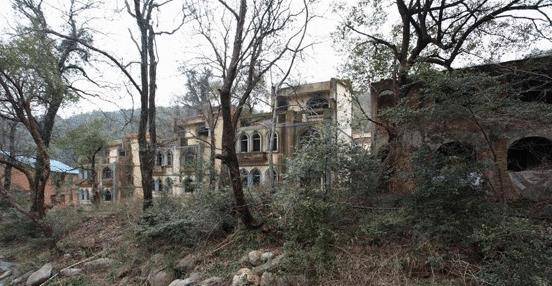 江西某景区边废弃别墅群，闲置超过20年，犹如“鬼城”