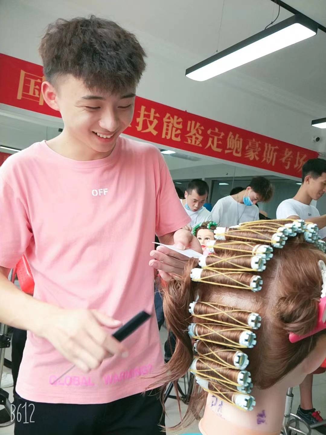 成都专业美发学校分享烫发后的正确打理保养方法