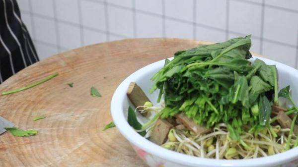 怎么做绿豆芽又长又嫩 53250c3bbc7f4530ae509cf6a3c8943a.jpeg
