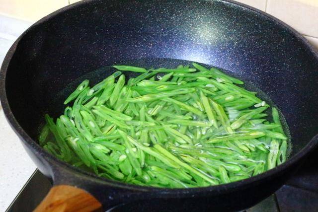 芹菜炒肉丝的正确方法教你一招 6ba2e4b4e8964fb8a91422202ba223fb.jpeg