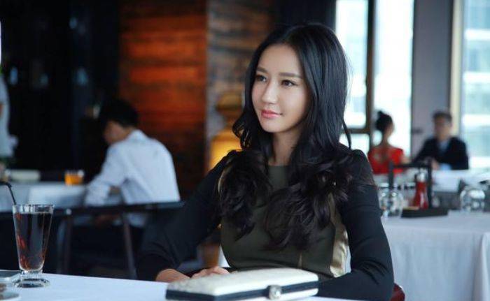 本来想捧红她,当自己的儿媳,可她却嫁给了身价百亿的老总_韩雨芹