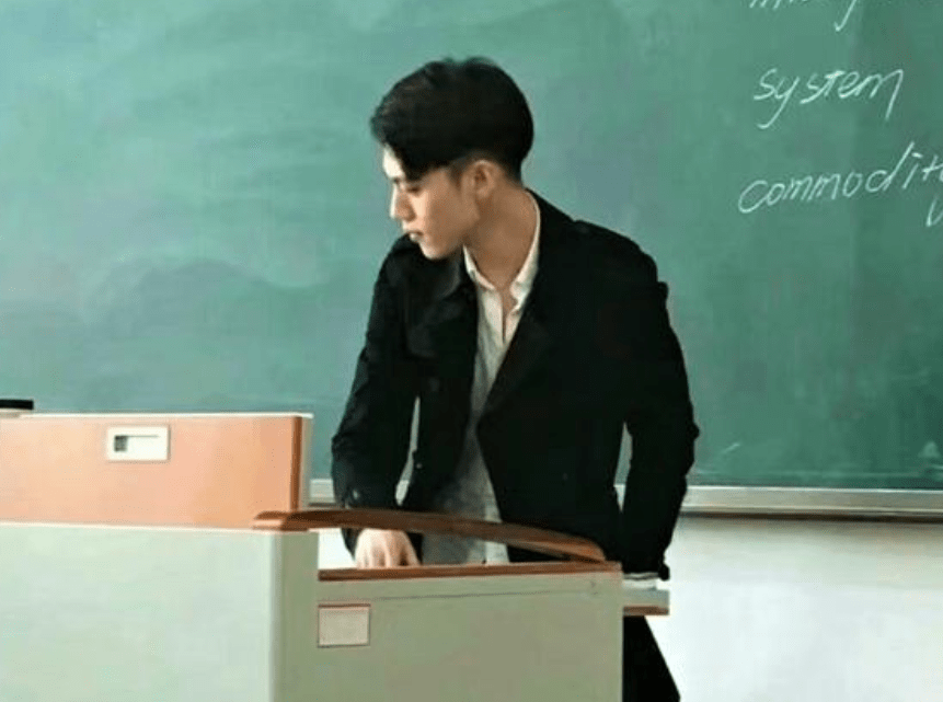 原创超帅男老师上课走红迷倒众多女生学生家长表示很担心