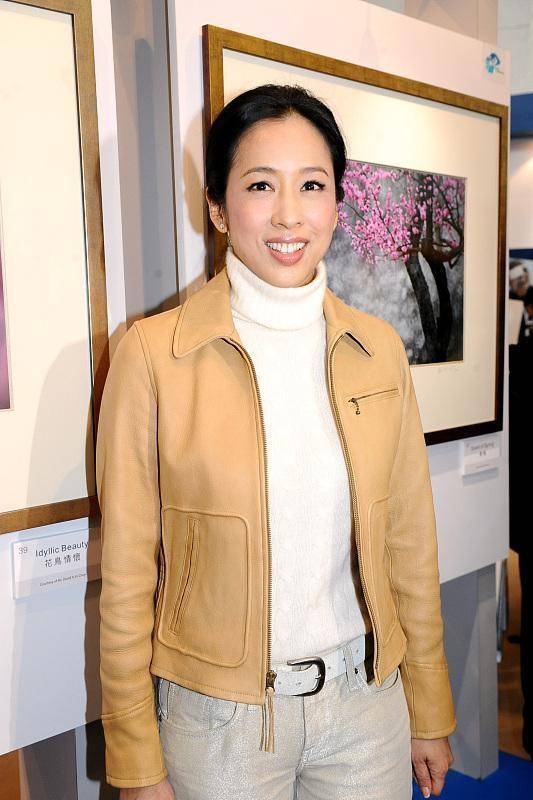 朱玲玲已是大婶年纪还那么自信,皮衣外套搭亮片裤,意外时髦减龄