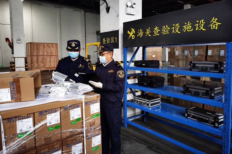 图为:关员开展现场查验 陈颖/摄3月6日23时15分,一辆满载半导体保税
