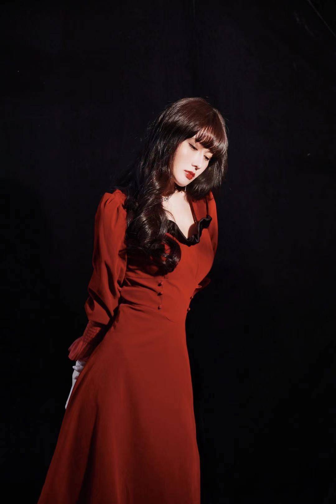 女神温果希一袭港风红裙时尚开挂网友直呼太惊艳了