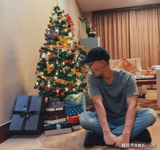 走进林峰在香港的豪宅住在半山别墅区中茶几上每天都备有红酒