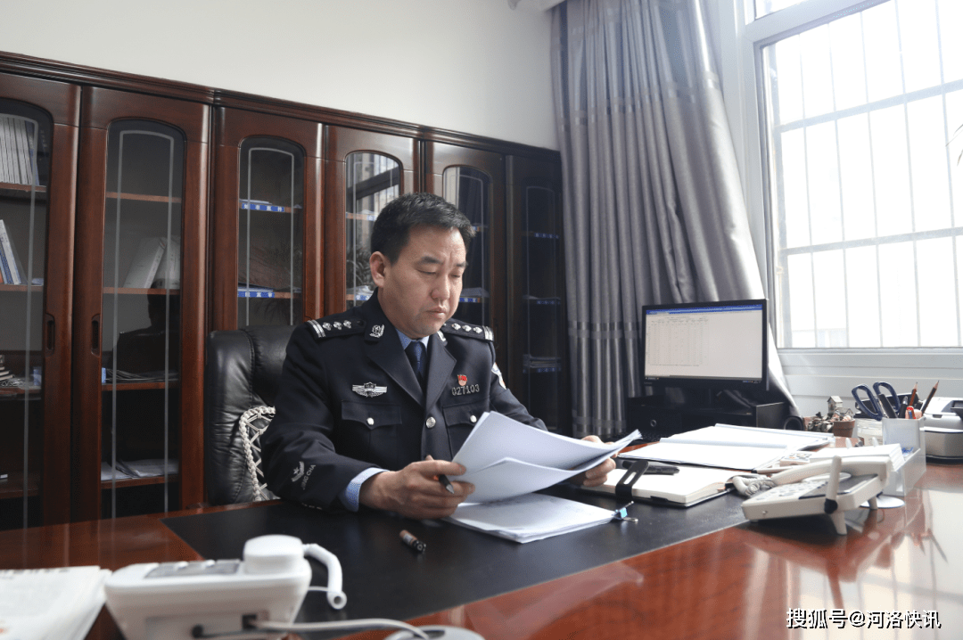 今天,我们走近河南省洛阳市公安局涧西分局党委书记,局长——黄爱国.